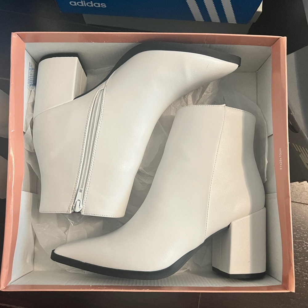 Pointer toe chunky heel boot
